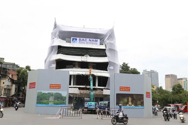Phá dỡ tòa nhà Hàm cá mập tại số 7 Đinh Tiên Hoàng, Hoàn Kiếm, Hà Nội