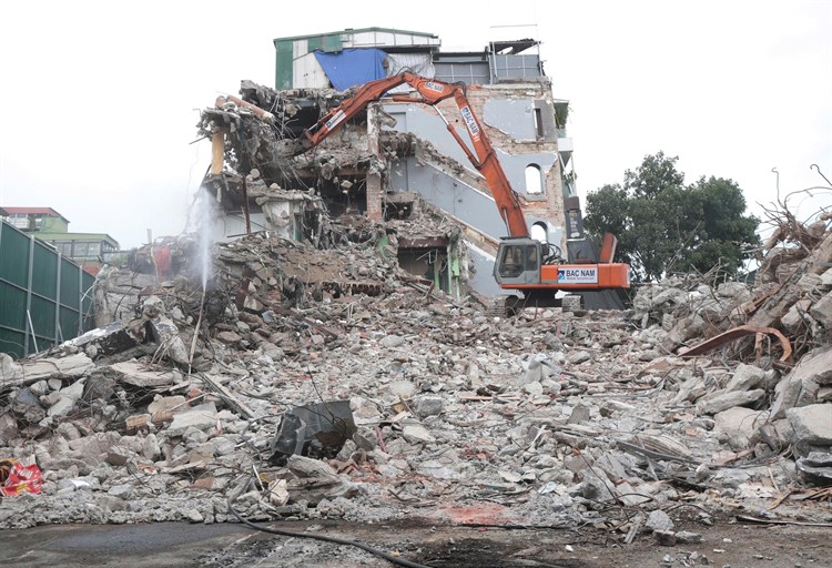 Những hình ảnh mới nhất của toà nhà Hàm Cá Mập sau khoảng một tháng bị tháo dỡ